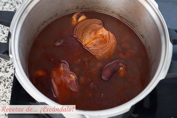 Como hacer alubias rojas de Tolosa con sus sacramentos. Receta tradicional