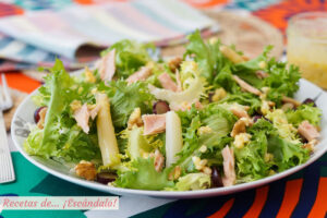 Ensalada de escarola con bonito, espárragos y vinagreta de huevo y mostaza