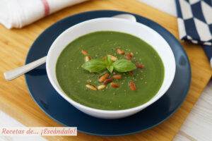 Crema de espinacas con piñones y albahaca. Receta fácil y saludable