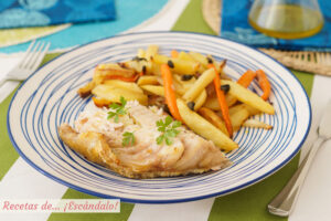 Receta de mero al horno con patatas, zanahorias y chalotas