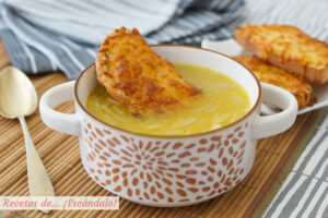Sopa de cebolla francesa con queso gratinado. Receta fácil y tradicional