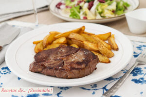 Entrecot de ternera a la plancha con patatas gajo asadas al horno