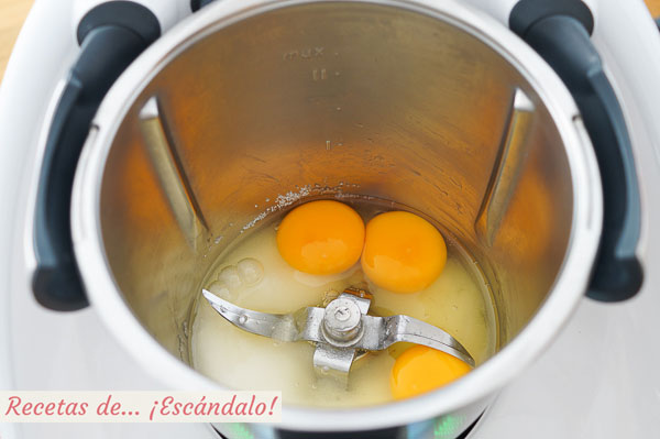 Huevos y azucar para bizcocho thermomix