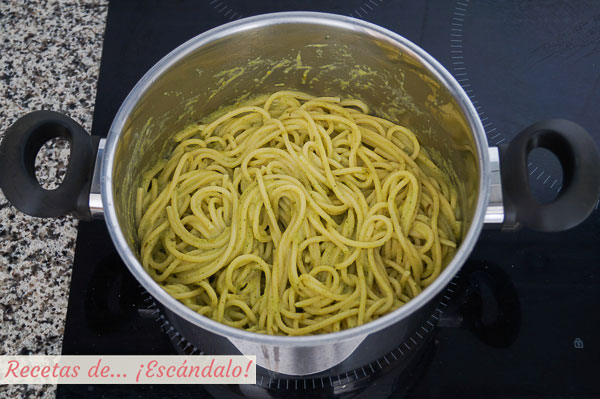 Espagueti verde con salsa de chile poblano