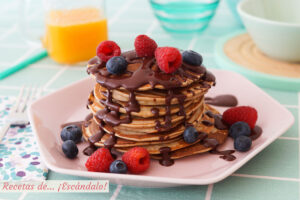 Torre de panqueques o pancakes de avena y banana con chocolate