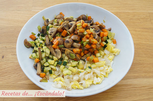 Verduras y huevo para yakimeshi