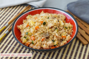 Yakimeshi o arroz frito al estilo japonés con pollo y verduras