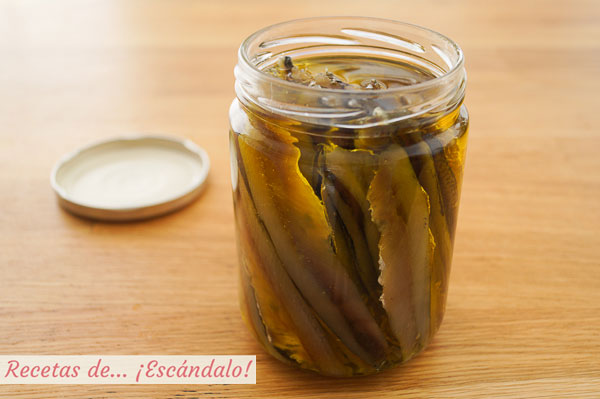 Anchoas caseras en salazon con aceite de oliva