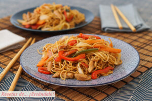 Chow mein de pollo y verduras, unos fideos chinos salteados riquísimos