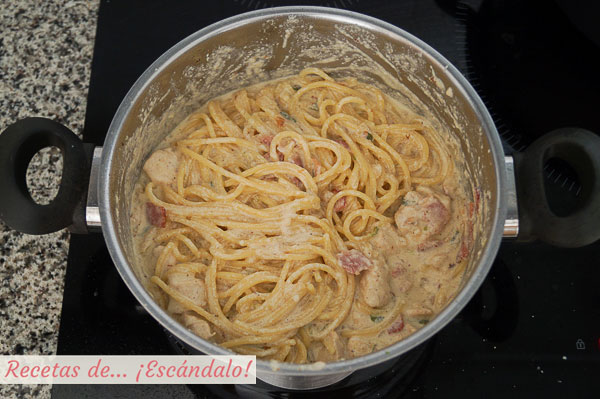 Espaguetis cremosos con pollo y bacon