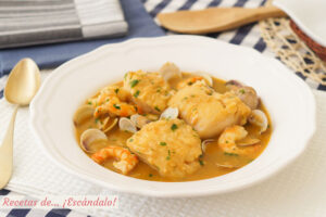 Receta de merluza a la marinera con almejas y langostinos