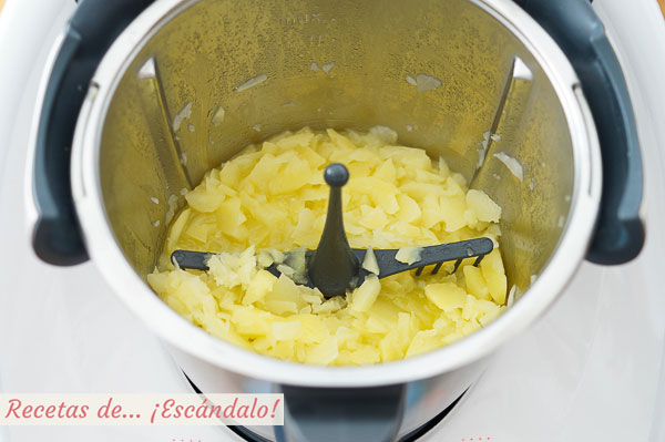 Patatas y cebolla para tortilla thermomix