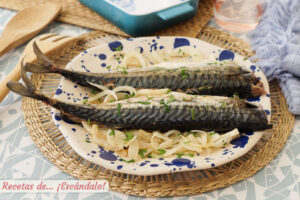 Caballa al horno con cebolla y perejil. Receta muy fácil, saludable y rica