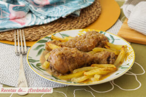 Muslitos de pollo en salsa de la abuela con patatas “fritas” al horno