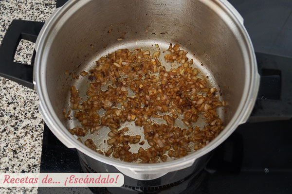 Sofrito ajo y cebolla para costillas en salsa