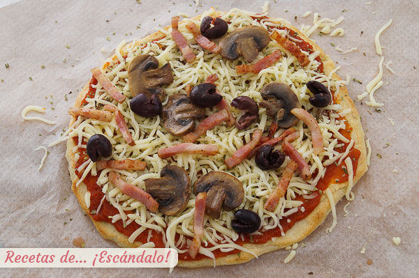 Pizza con bacon y champinones en sarten
