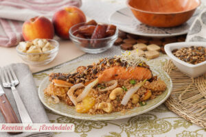 Salmón al horno crujiente y cous cous dulce con dátiles y melocotón