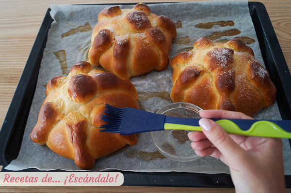 Pan de muerto casero con mantequilla y azucar