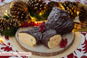 Tronco de Navidad de chocolate y turrón, un postre navideño delicioso