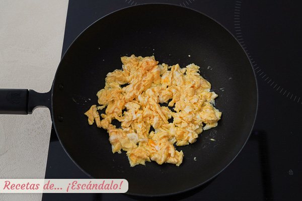 Huevos salteados noodles