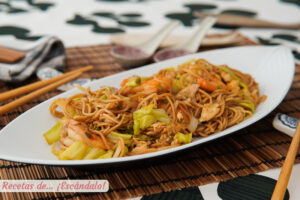 Noodles o fideos chinos con gambas y verduras, ¡súper ricos!
