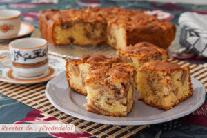 Bizcocho de manzana casero con nueces y yogur, muy sabroso