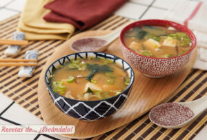 Sopa de miso japonesa con caldo dashi casero. Receta tradicional
