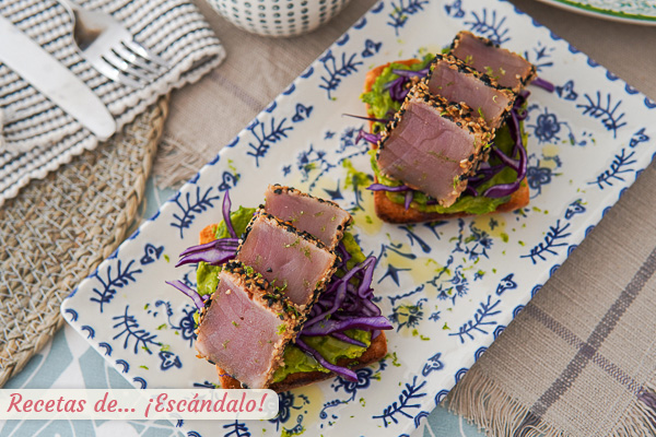 Como hacer tostas de tataki de atun con aguacate y col lombarda, irresistibles