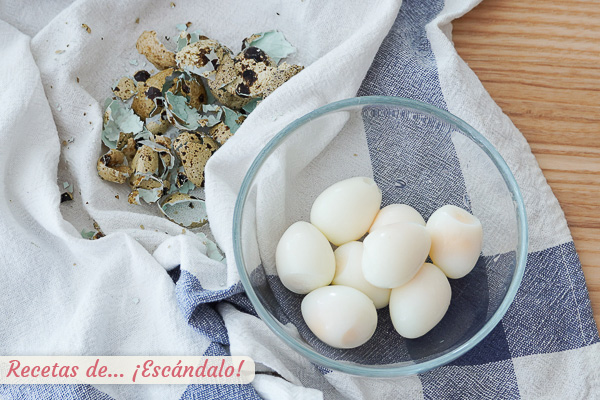 Huevos de codorniz pelados