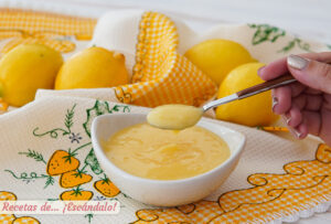 Lemon curd o crema de limón casera. Receta tradicional inglesa