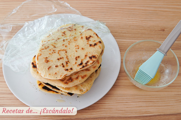Pan indio naan con mantequilla