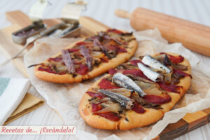 Coca de recapte catalana tradicional con escalivada, sardinas y anchoas