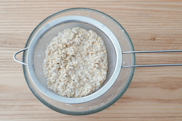 Copos de avena remojados colados para leche vegetal