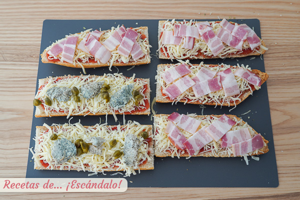 Panins con bacon y con queso azul cabrales y alcaparras