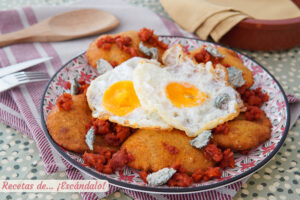 Receta de tortos de maíz asturianos con picadillo de chorizo, huevos fritos y queso cabrales