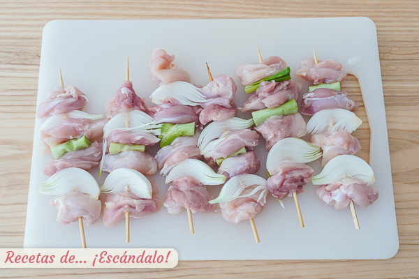 Brochetas de pollo teriyaki con cebolleta tierna