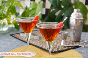 Receta del clásico cóctel Manhattan con whisky y vermut