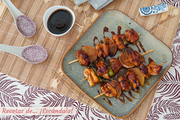 Como hacer yakitori de pollo con salsa teriyaki. Receta japonesa
