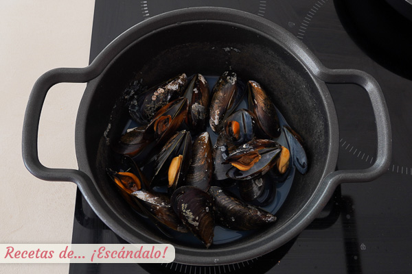 Mejillones al vapor espaguetis a la marinera