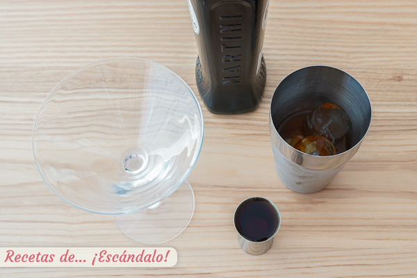 Vermut rojo y amargo de angostura coctel Manhattan