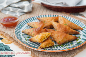 Samosas de pollo y verduras con curry, fritas o al horno