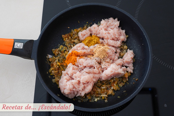 Verduras, pollo y especias para samosas