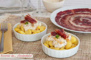 Ñoquis con salsa de nueces y jamón de bellota ibérico