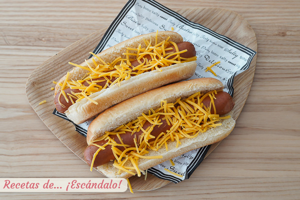 Perrito caliente con queso cheddar
