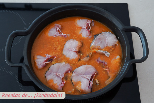 Merluza a la cazuela con fumet de pescado