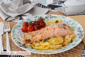 Salmón al horno con patatas y cebolla, ¡delicioso!