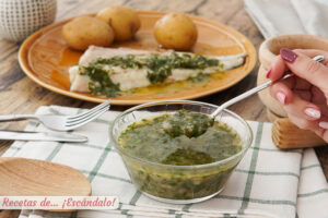 Salsa verde tradicional con perejil, ideal para pescados y mariscos