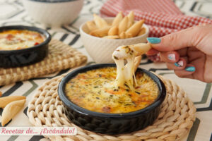 Queso provolone al horno con tomates cherry y orégano
