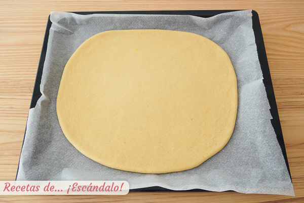 Coca de san juan masa estirada